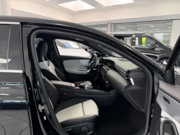 MERCEDES-BENZ A 250 4Matic AMG LEDER LED PANO BURMESTER