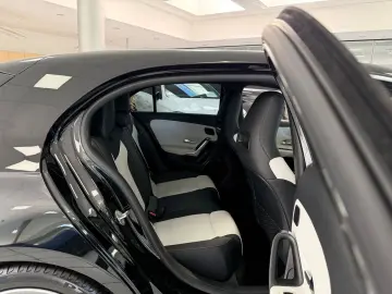 MERCEDES-BENZ A 250 4Matic AMG LEDER LED PANO BURMESTER