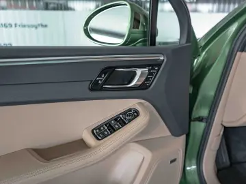 PORSCHE Macan Sport-Design Mambagrün Panorama Bose