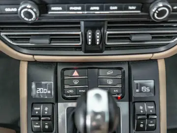 PORSCHE Macan Sport-Design Mambagrün Panorama Bose