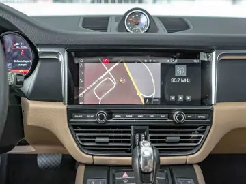 PORSCHE Macan Sport-Design Mambagrün Panorama Bose