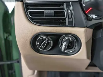 PORSCHE Macan Sport-Design Mambagrün Panorama Bose