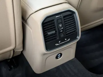 PORSCHE Macan 2.0 Turbo Navi LED ACC Pano
