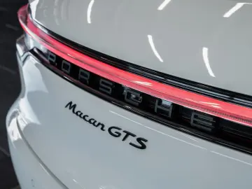 PORSCHE Macan GTS SPORT-DESIGN AHK ACC PANO 21-ZOLL