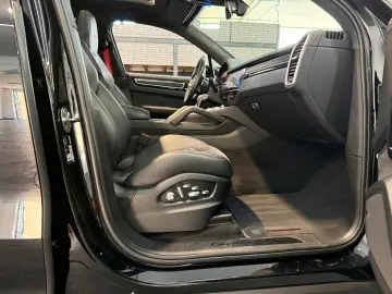 PORSCHE Cayenne GTS PANO ACC StandH BOSE MATRIX 21
