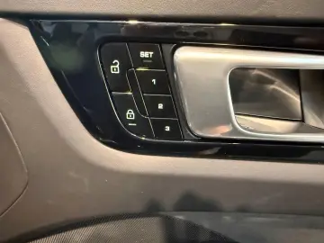 PORSCHE Cayenne GTS PANO ACC StandH BOSE MATRIX 21