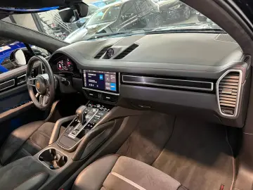 PORSCHE Cayenne GTS PANO ACC StandH BOSE MATRIX 21