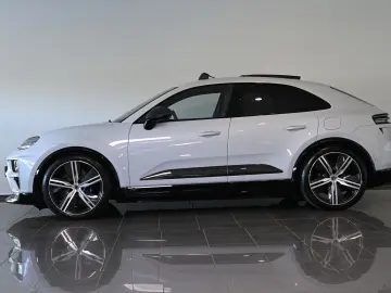 PORSCHE Macan Turbo Pano ACC HUD HA-Lenkung Carbon 22