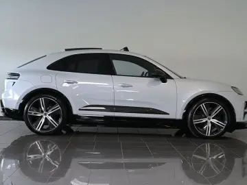 PORSCHE Macan Turbo Pano ACC HUD HA-Lenkung Carbon 22