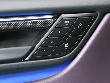 PORSCHE Macan Turbo Pano ACC HUD HA-Lenkung Carbon 22