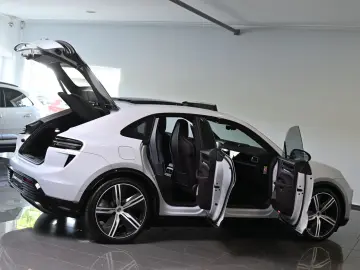 PORSCHE Macan Turbo Pano ACC HUD HA-Lenkung Carbon 22