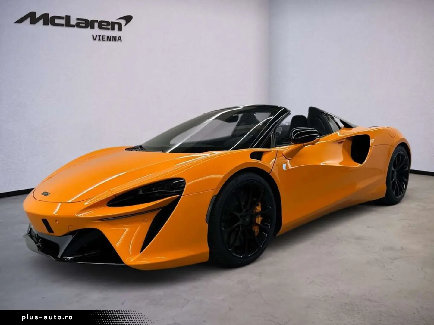 MCLAREN Artura Spider_B&W_Lift
