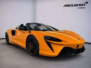 MCLAREN Artura Spider_B&W_Lift