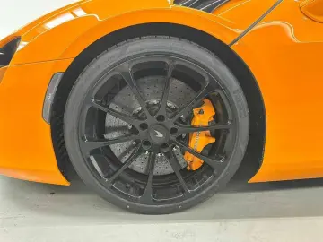 MCLAREN Artura Spider_B&W_Lift