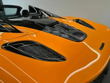 MCLAREN Artura Spider_B&W_Lift