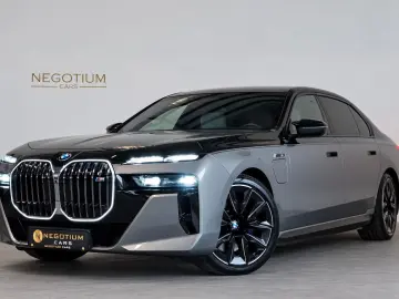 BMW M760e xD Two Tone Fond TV SkyLo. AutoTüren B&W