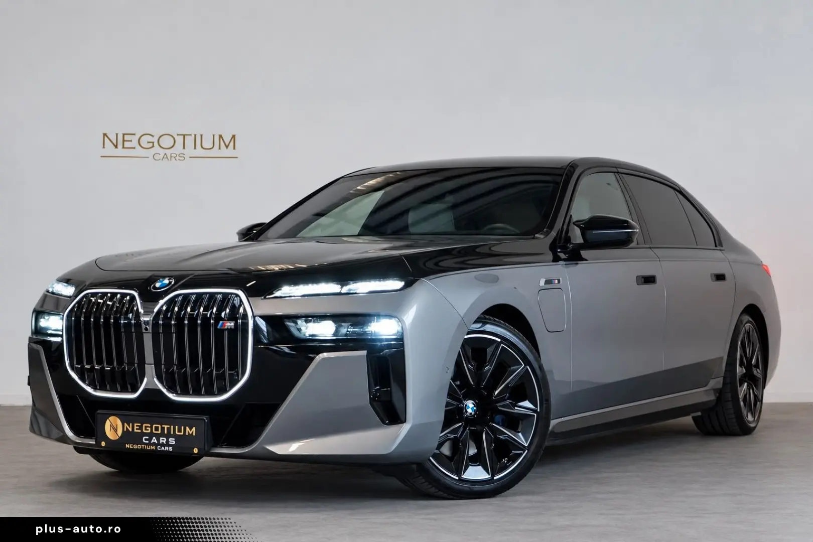 BMW M760e xD Two Tone Fond TV SkyLo. AutoTüren B&W