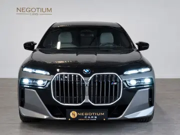 BMW M760e xD Two Tone Fond TV SkyLo. AutoTüren B&W