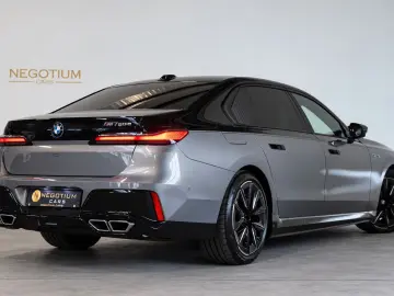 BMW M760e xD Two Tone Fond TV SkyLo. AutoTüren B&W