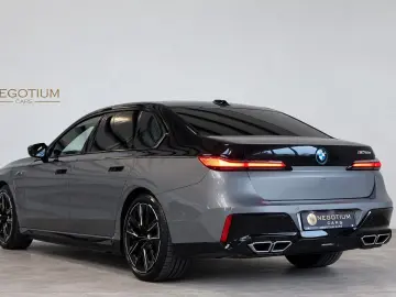BMW M760e xD Two Tone Fond TV SkyLo. AutoTüren B&W
