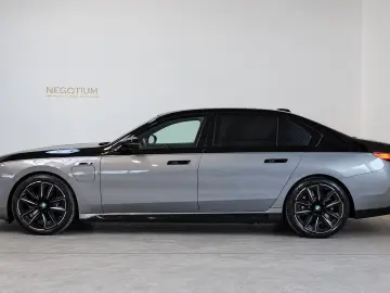 BMW M760e xD Two Tone Fond TV SkyLo. AutoTüren B&W
