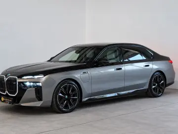 BMW M760e xD Two Tone Fond TV SkyLo. AutoTüren B&W