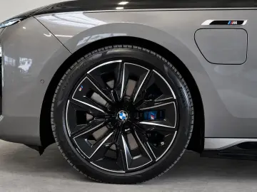 BMW M760e xD Two Tone Fond TV SkyLo. AutoTüren B&W