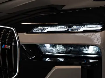 BMW M760e xD Two Tone Fond TV SkyLo. AutoTüren B&W