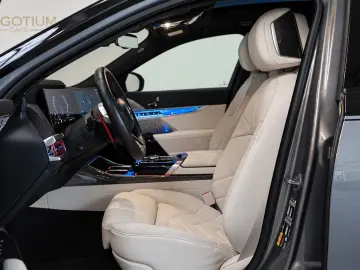 BMW M760e xD Two Tone Fond TV SkyLo. AutoTüren B&W