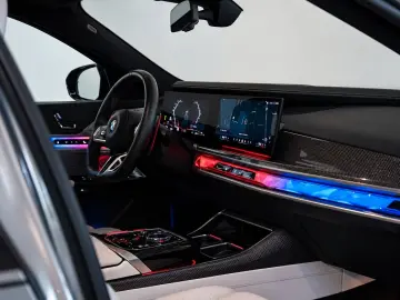 BMW M760e xD Two Tone Fond TV SkyLo. AutoTüren B&W