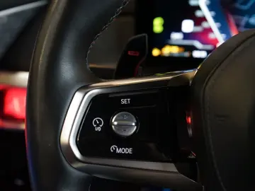 BMW M760e xD Two Tone Fond TV SkyLo. AutoTüren B&W