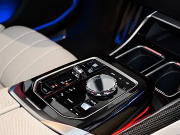 BMW M760e xD Two Tone Fond TV SkyLo. AutoTüren B&W