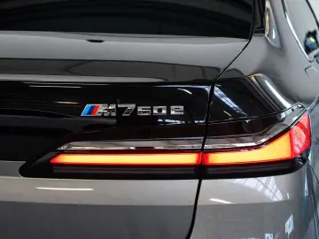 BMW M760e xD Two Tone Fond TV SkyLo. AutoTüren B&W
