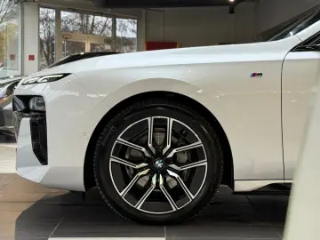 BMW 740 d xD M Sport Pano-Sky Experience-TV StHzg