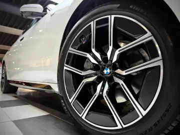 BMW 740 d xD M Sport Pano-Sky Experience-TV StHzg