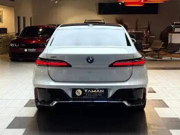 BMW 740 d xD M Sport Pano-Sky Experience-TV StHzg