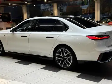 BMW 740 d xD M Sport Pano-Sky Experience-TV StHzg