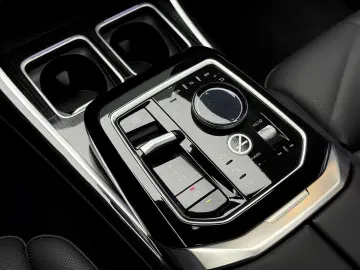 BMW 740 d xD M Sport Pano-Sky Experience-TV StHzg
