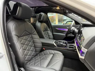 BMW 740 d xD M Sport Pano-Sky Experience-TV StHzg