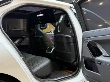 BMW 740 d xD M Sport Pano-Sky Experience-TV StHzg