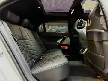 BMW 740 d xD M Sport Pano-Sky Experience-TV StHzg