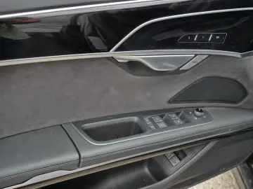 AUDI A8 60 TFSIe quattro