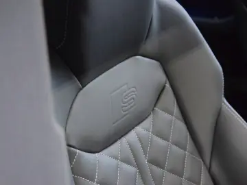 AUDI Q8 55 TFSI e quattro RS Sitze Panorama Facelift