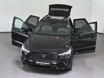 VOLVO XC60 T8 Plug-In Hybrid AWD Black Edition AHK