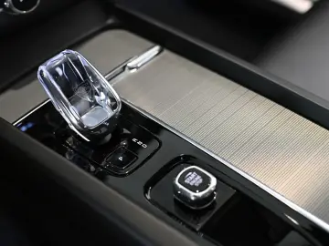 VOLVO XC60 T8 Plug-In Hybrid AWD Black Edition AHK