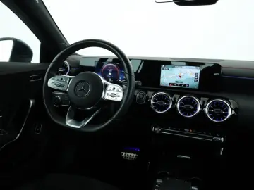 MERCEDES-BENZ CLA 250 e AMG Distronic LED