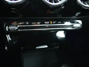 MERCEDES-BENZ CLA 250 e AMG Distronic LED