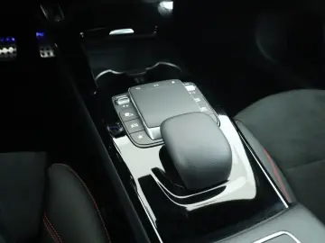 MERCEDES-BENZ CLA 250 e AMG Distronic LED