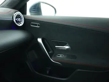 MERCEDES-BENZ CLA 250 e AMG Distronic LED
