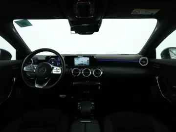 MERCEDES-BENZ CLA 250 e AMG Distronic LED